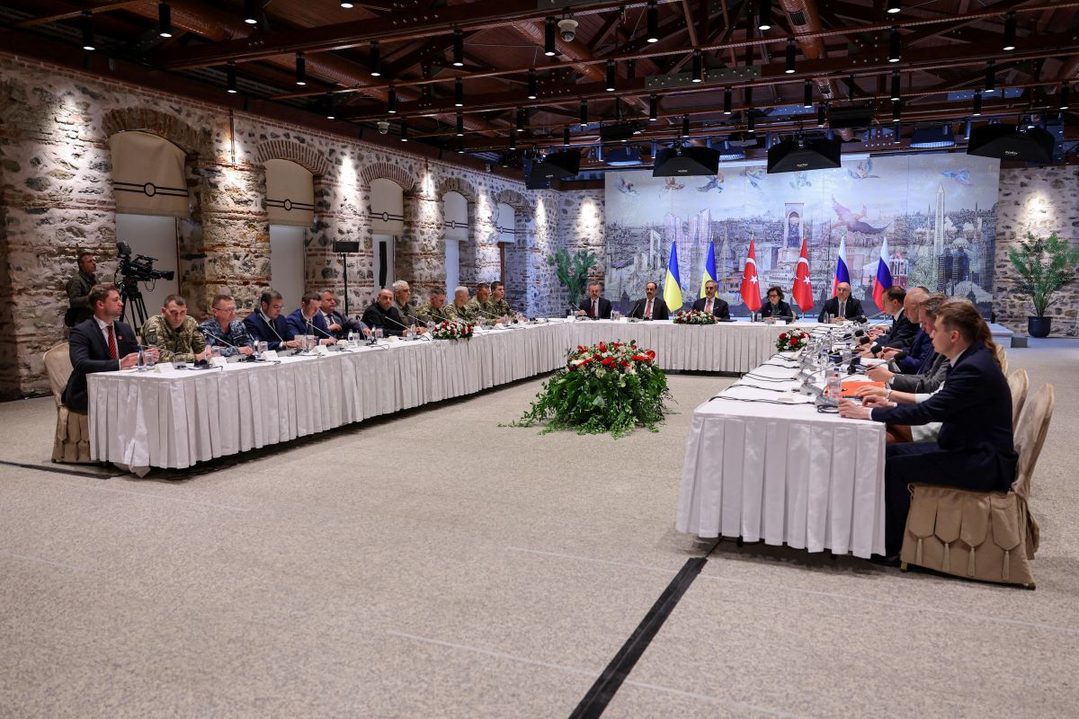 Ο Τούρκος υπουργός Εξωτερικών Χακάν Φιντάν προεδρεύει σε συνάντηση μεταξύ Ουκρανών και Ρώσων διαπραγματευτών στην Κωνσταντινούπολη, Τουρκία