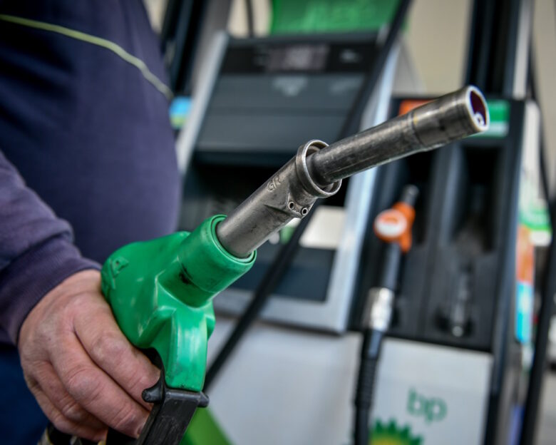 Το πετρέλαιο έχει «πέσει» σχεδόν 25% διεθνώς – Η βενζίνη και το πετρέλαιο στο βενζινάδικο γιατί δεν «πέφτουν»;