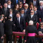 Βολοντίμιρ Ζελένσκι και Τζέι Ντι Βανς δίνουν τα χέρια κατά την ενθρόνιση του πάπα Λέοντα ΙΔ