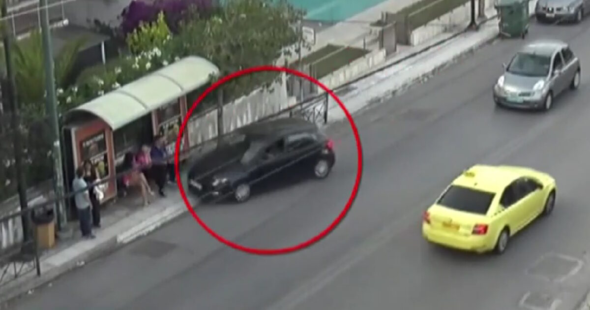 Χαλάνδρι: Η στιγμή που το αυτοκίνητο του 45χρονου πέφτει στον κόσμο που περίμενε στη στάση λεωφορείου