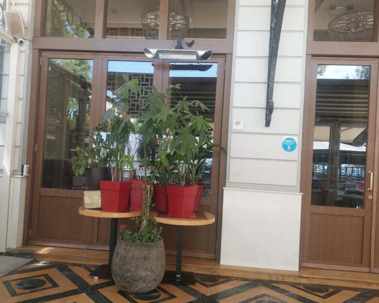 H ΑΑΔΕ έβαλε 10ήμερο λουκέτο σε γνωστή πιτσαρία επειδή ξήλωσε τη σήμανση της φοροδιαφυγής