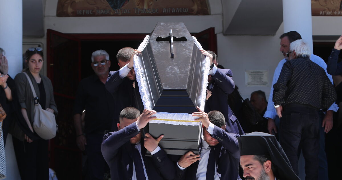 Κηδεία Μανώλη Παπαδόπουλου: Η οικογένεια της ΑΕΚ αποχαιρέτησε τον παλαίμαχο ποδοσφαιριστή