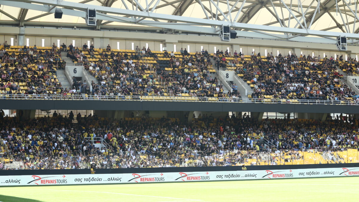 Ο κόσμος στις εξέδρες της «OPAP Arena»