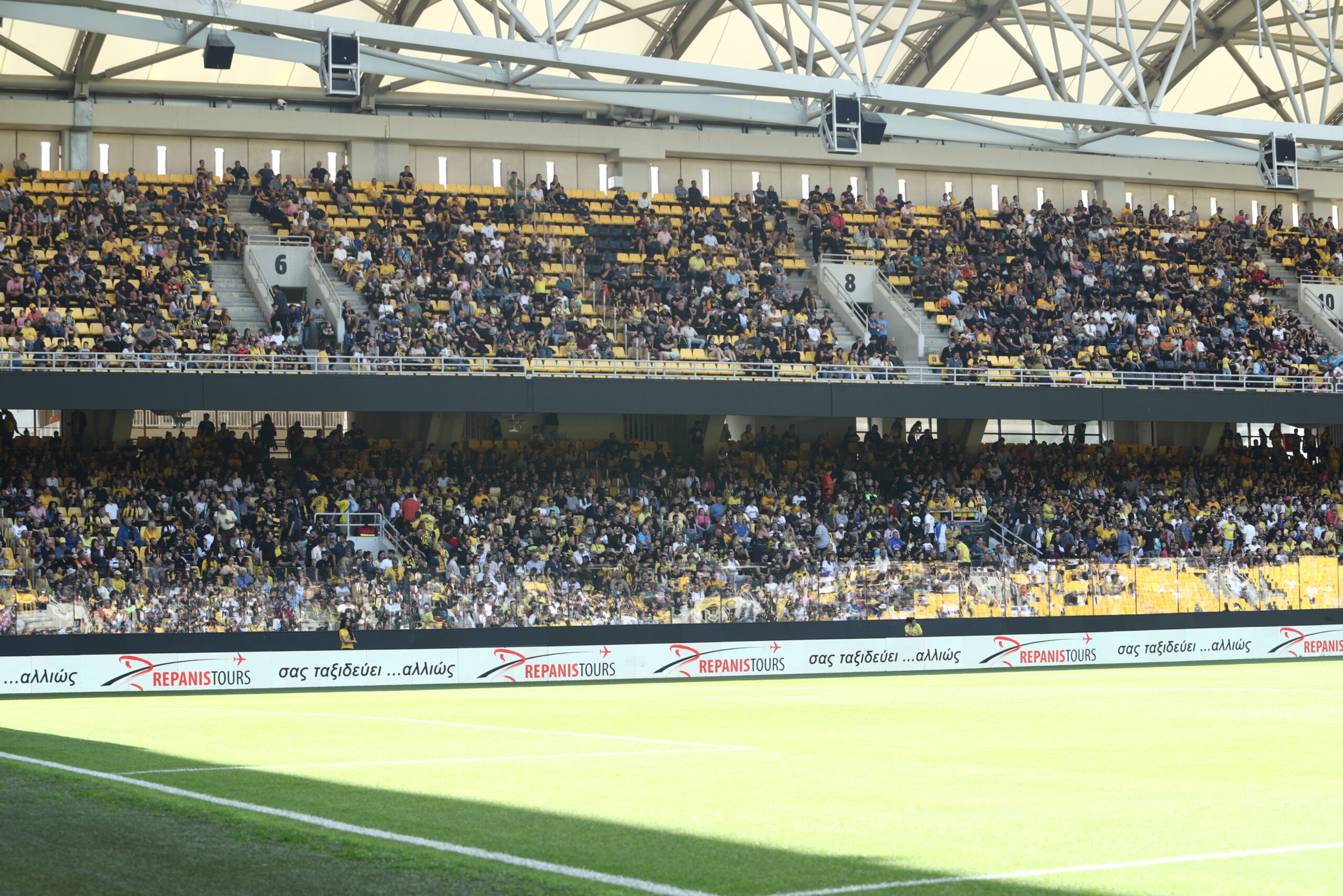 Ο κόσμος στις εξέδρες της «OPAP Arena»