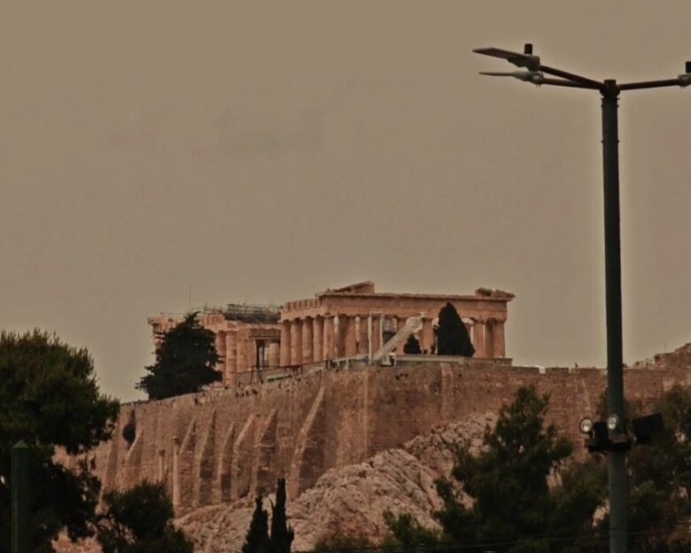 Καιρός: «Πνίγηκε» στην αφρικανική σκόνη η Αθήνα – Απόκοσμες εικόνες από Ακρόπολη και Λυκαβηττό