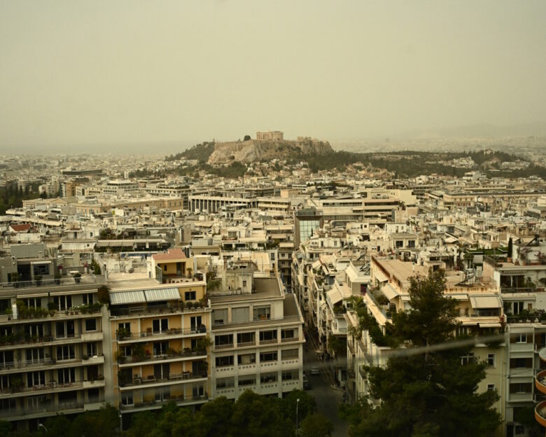 Καιρός: Εκρηκτικό «κοκτέιλ» με 33 βαθμούς Κελσίου και αφρικανική σκόνη – Η Κρήτη στο επίκεντρο του φαινομένου