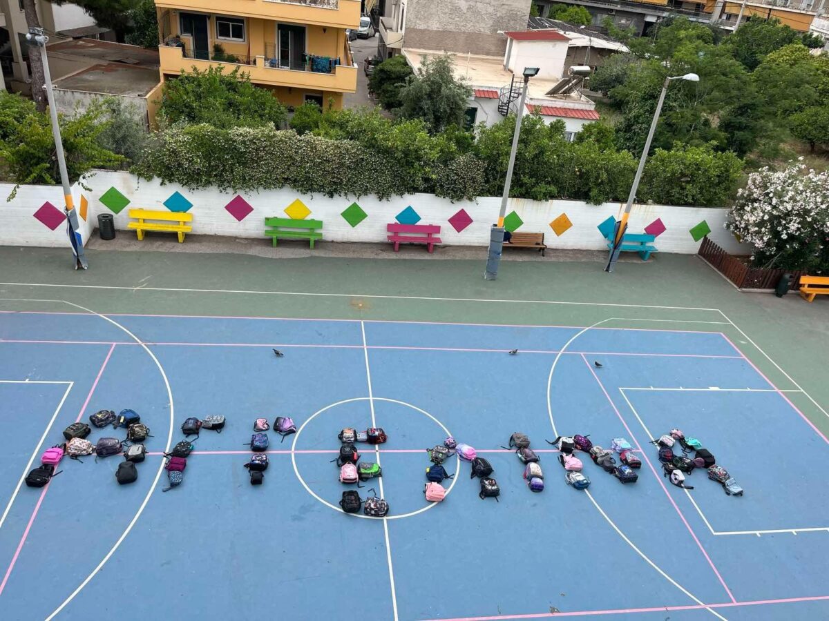 Οι συμμαθητές της σχημάτισαν το όνομά της Αγγελίνας με τις τσάντες τους