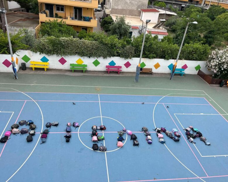 Καλλιθέα: Οι συμμαθητές της άτυχης 7χρονης σχημάτισαν το όνομά της με τις τσάντες τους – Το σπαρακτικό αντίο