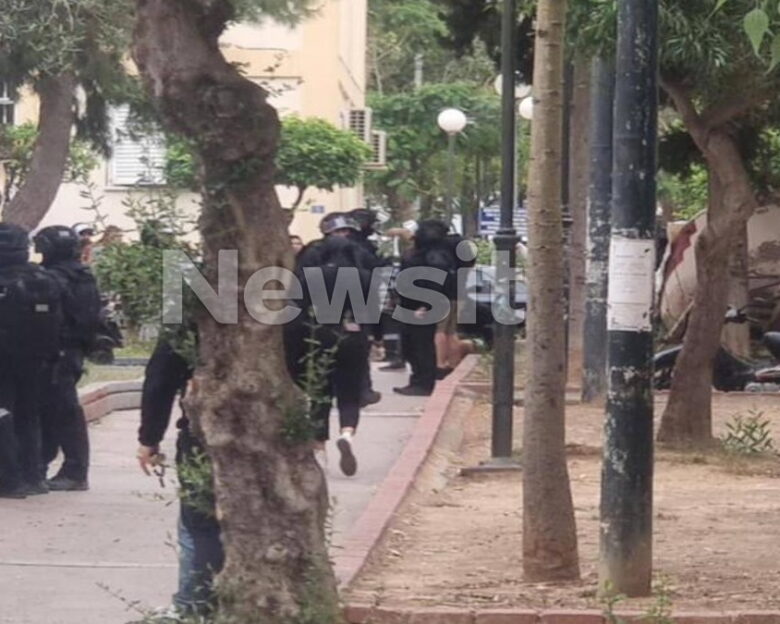 Μεγάλη αστυνομική επιχείρηση του Ελληνικού FBI στην Αγία Βαρβάρα – Πάνω από 10 προσαγωγές