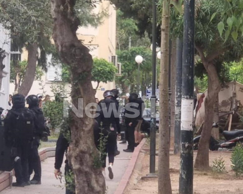 Μεγάλη αστυνομική επιχείρηση του Ελληνικού FBI στην Αγία Βαρβάρα – Πάνω από 10 προσαγωγές