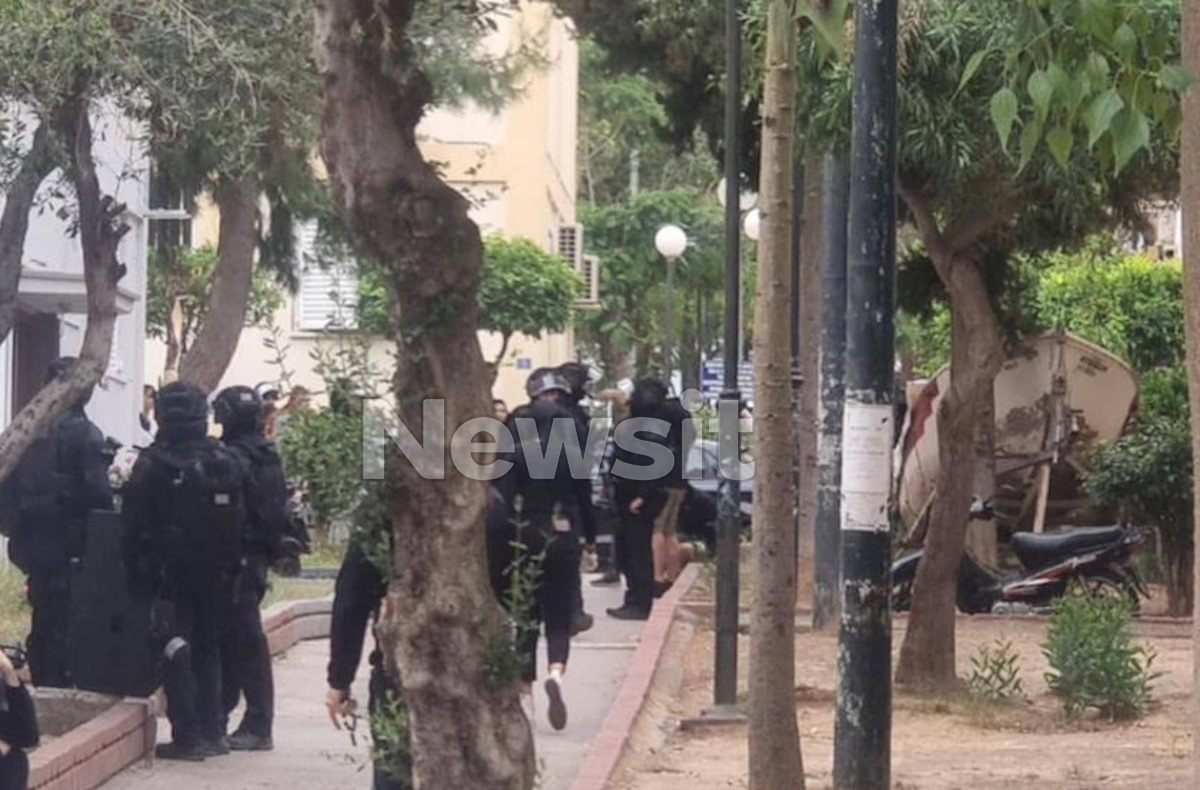 Ισχυρές δυνάμεις της ΕΛ.ΑΣ. συμμετέχουν στην επιχείρηση στην Αγία Βαρβάρα
