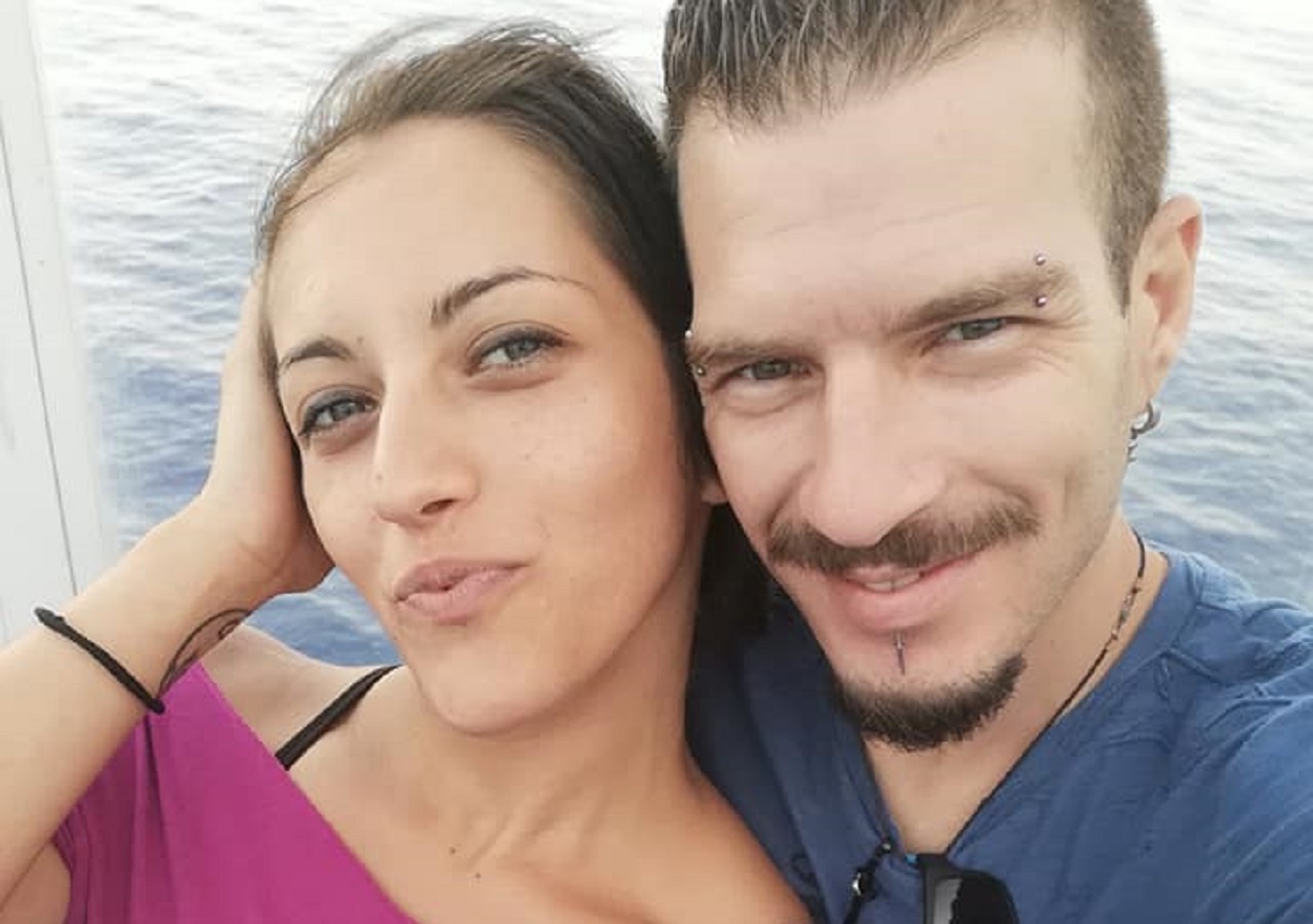 Η Κυριακή Γρίβα και ο σύντροφός της που την δολοφόνησε εν ψυχρώ έξω από το ΑΤ Αγίων Αναργύρων το 2024