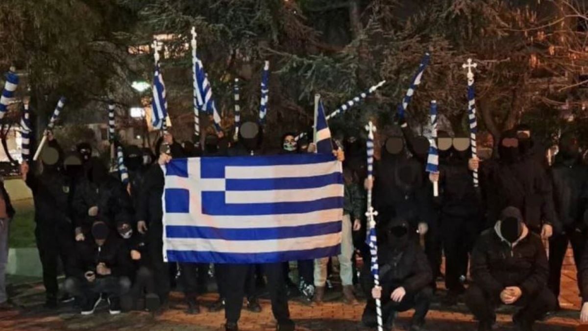 Μέλη της Εθνικιστικής Νεολαίας Θεσσαλονίκης ποζάρουν στον φωτογραφικό φακό