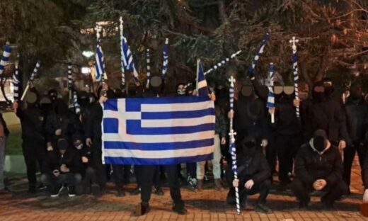 Μέλη της Εθνικιστικής Νεολαίας Θεσσαλονίκης ποζάρουν στον φωτογραφικό φακό