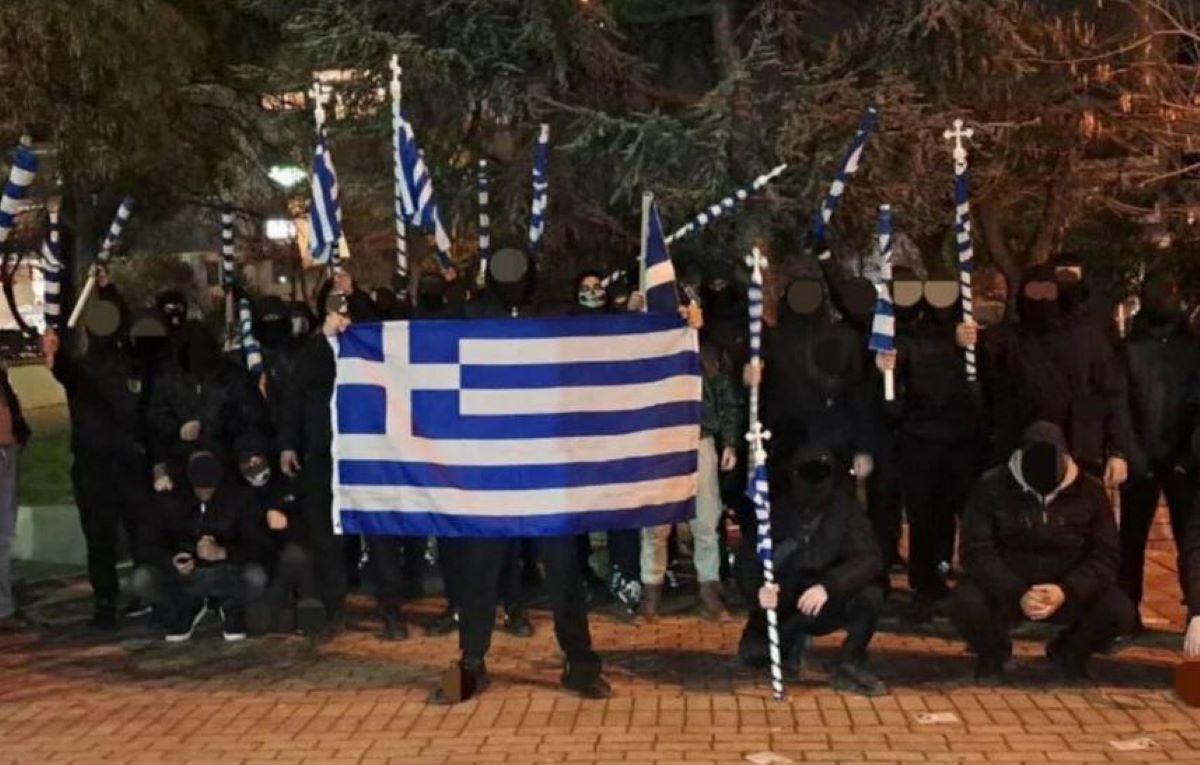 Μέλη της Εθνικιστικής Νεολαίας Θεσσαλονίκης ποζάρουν στον φωτογραφικό φακό