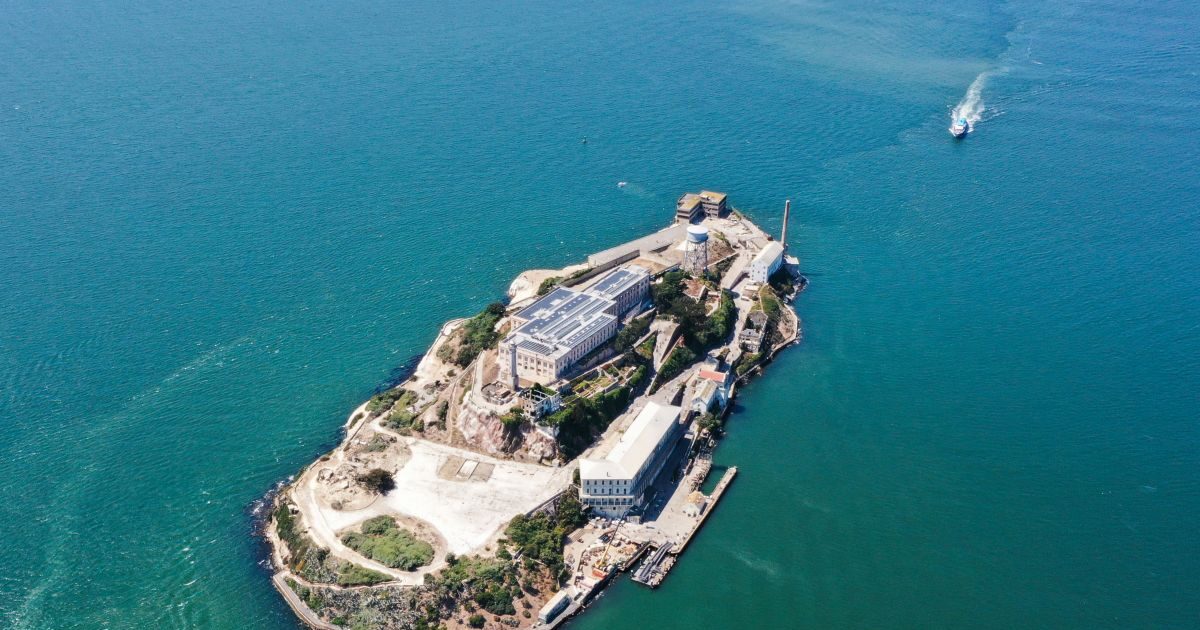 Ο Τραμπ ξανανοίγει το Αλκατράζ: Η ιστορία της διαβόητης φυλακής, οι διάσημοι εγκληματίες και η θρυλική απόδραση που παραμένει μυστήριο
