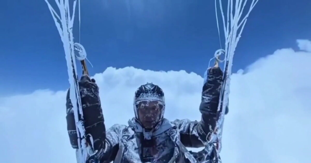 China: The moment when winds are pushing a paratrooper and freezes at an altitude of 8,000 meters