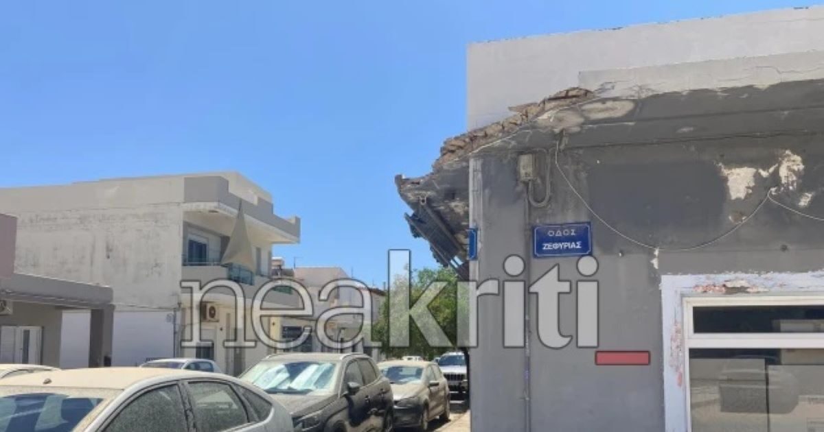 Heraklion: collapsed part of the building – pile of rubble next to parked cars