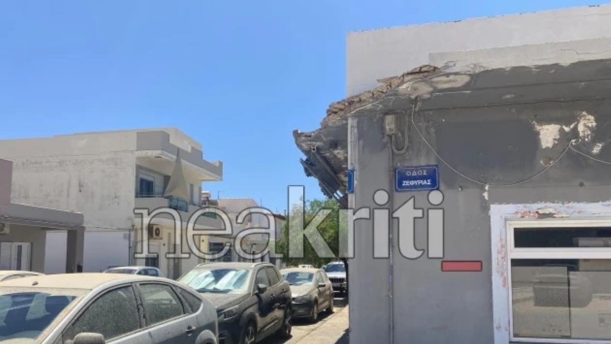 Το ετοιμόρροπο οίκημα κατέρρευσε δίπλα σε σταθμευμένα αυτοκίνητα στο Ηράκλειο