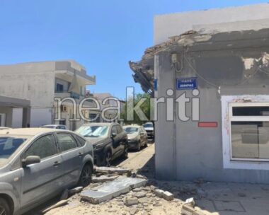 Το ετοιμόρροπο οίκημα κατέρρευσε δίπλα σε σταθμευμένα αυτοκίνητα στο Ηράκλειο