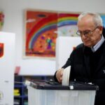 Πολίτης ψηφίζει στις βουλευτικές εκλογές στην Αλβανία