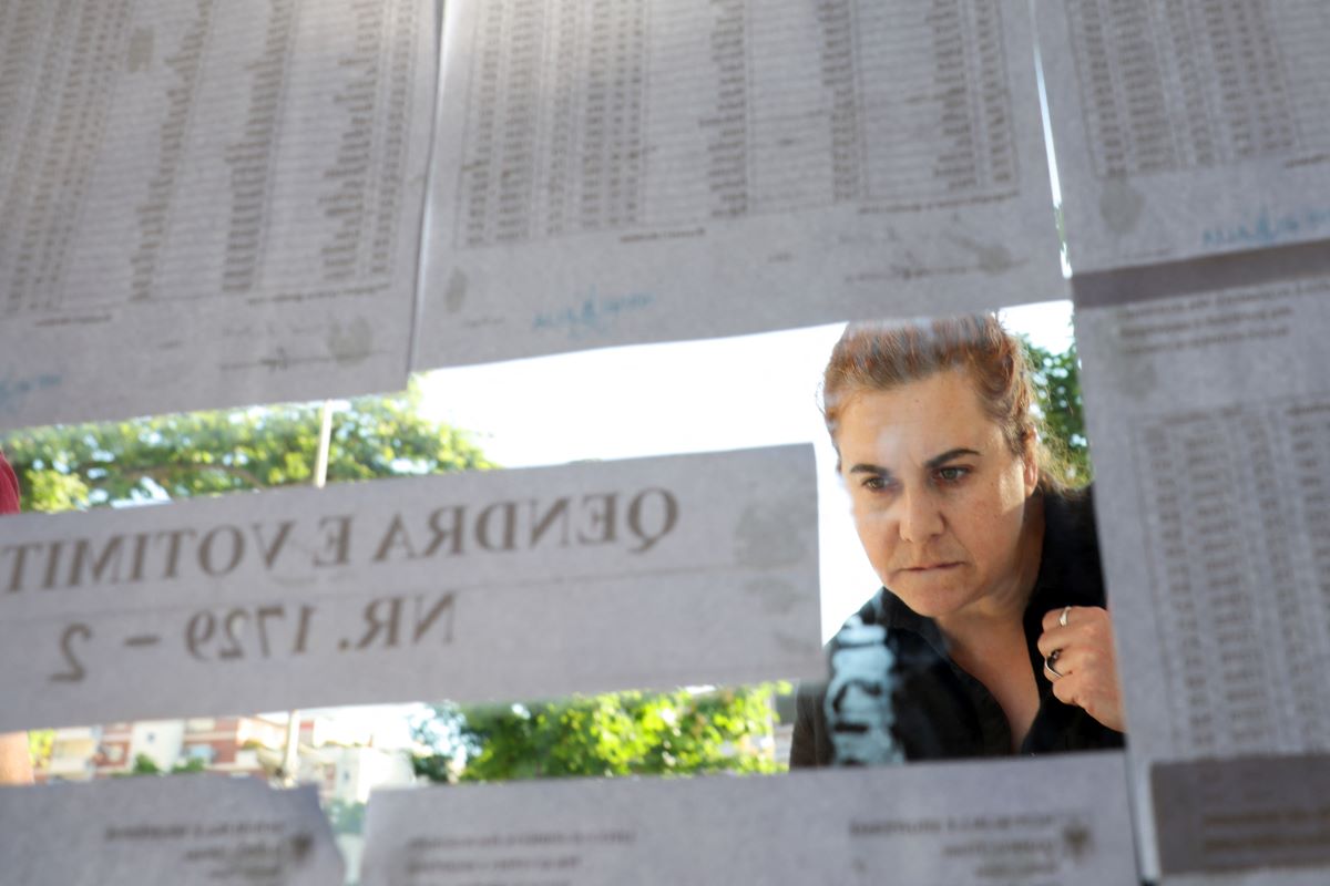 Ψηφοφόρος έξω από εκλογικό κέντρο στην Αλβανία