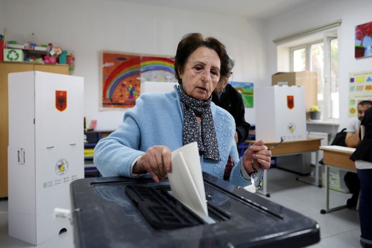 Γυναίκα ρίχνει την ψήφο της στις κάλπες στην Αλβανία