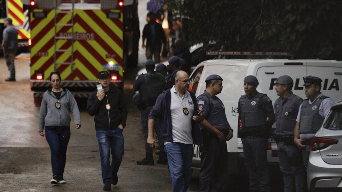 Αστυνομικοί και ασθενοφόρο στη Βραζιλία