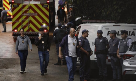 Αστυνομικοί και ασθενοφόρο στη Βραζιλία