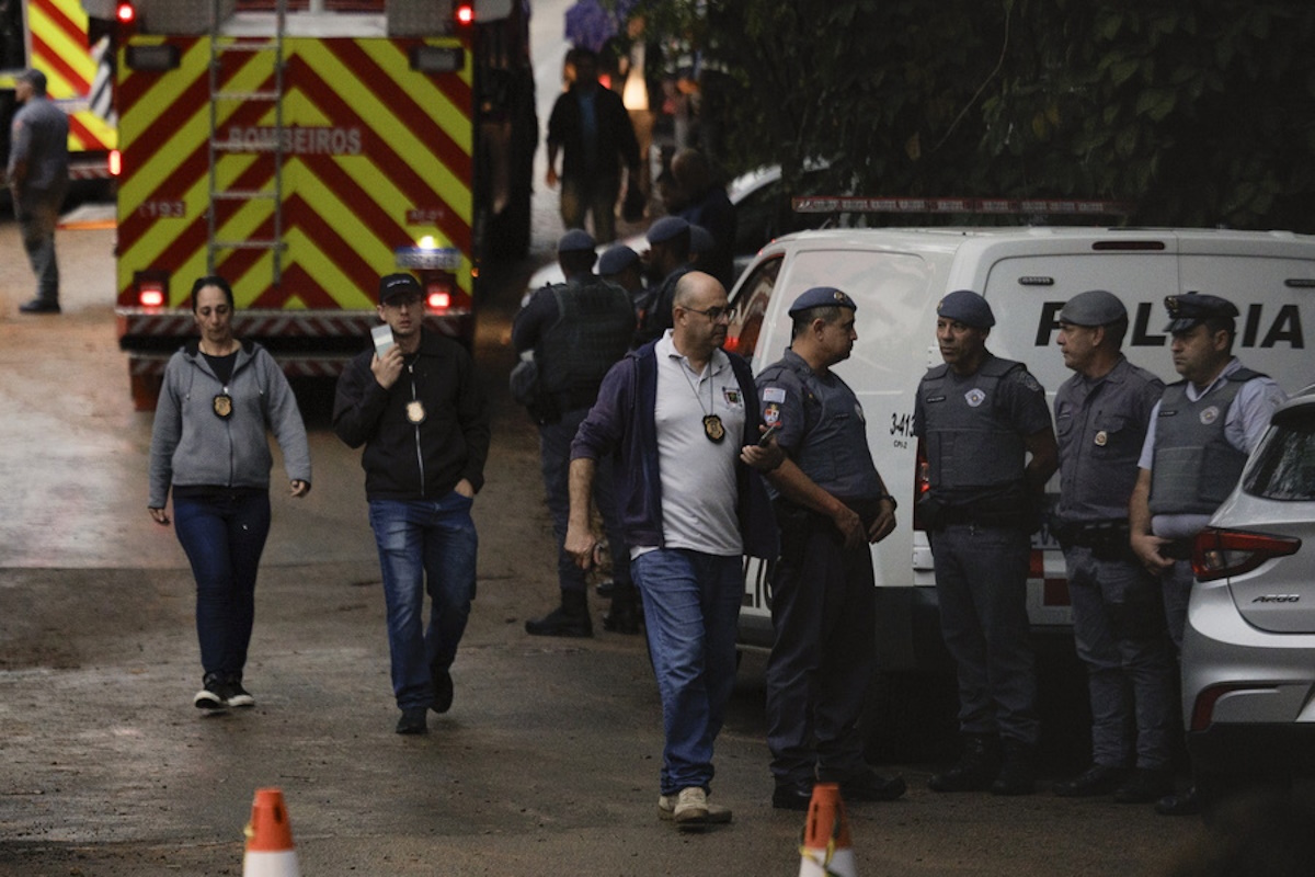 Αστυνομικοί και ασθενοφόρο στη Βραζιλία