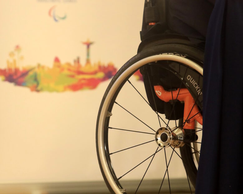 Σεπόλια: Έκαναν έξωση σε οικογένεια με παιδί ΑμεΑ – Κύμα αλληλεγγύης έξω από το σπίτι τους