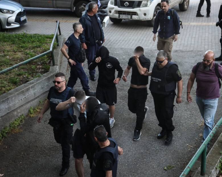 Θεσσαλονίκη: Στον εισαγγελέα οι συλληφθέντες της ακροδεξιάς οργάνωσης – Όπλα, μαχαίρια και σιδηρογροθιές βρέθηκαν στα σπίτια τους