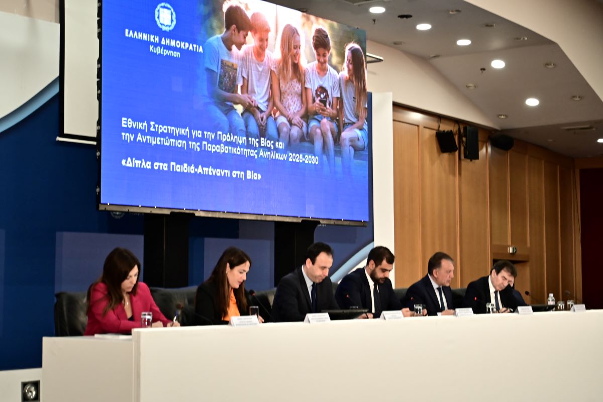 Οι υπουργοί Σοφία Ζαχαράκη, Δόμνα Μιχαηλίδου, Δημήτρης Παπαστεργίου, Παύλος Μαρινάκης, Γιάννης Βρούτσης, Μιχάλης Χρυσοχοϊδης και Γιώργος Φλωρίδης