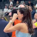Η Άννα Δούκα συγκινημένη στο γήπεδο του Άμπου Ντάμπι