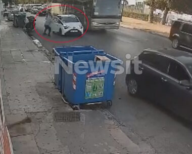 Ο 24χρονος καταφέρνει να βγει από το αυτοκίνητο των απαγωγέων του