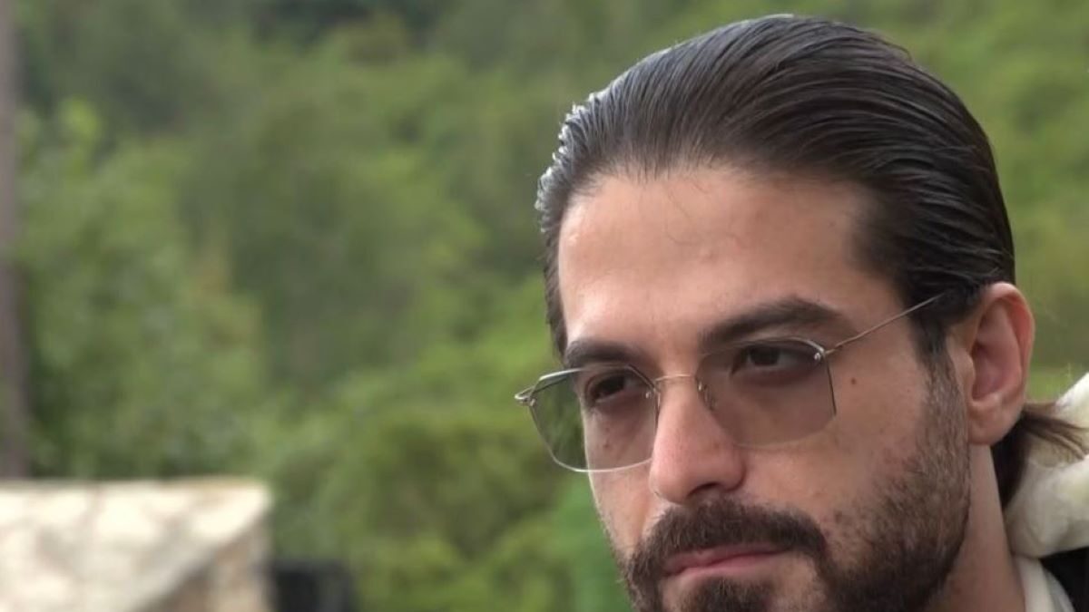 Ο μουσικός Άρης Μουγκοπέτρος μετά τον τραυματισμό του από κροτίδα