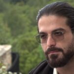 Ο μουσικός Άρης Μουγκοπέτρος μετά τον τραυματισμό του από κροτίδα