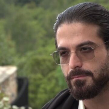 Ο μουσικός Άρης Μουγκοπέτρος μετά τον τραυματισμό του από κροτίδα