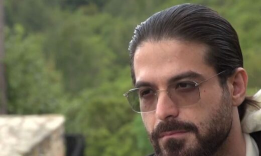 Ο μουσικός Άρης Μουγκοπέτρος μετά τον τραυματισμό του από κροτίδα