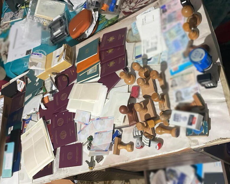 23 συλλήψεις για πλαστογραφία εγγράφων και διακίνηση μεταναστών – Οι ρόλοι, η δράση και το όφελος των σχεδόν 5 εκ. ευρώ