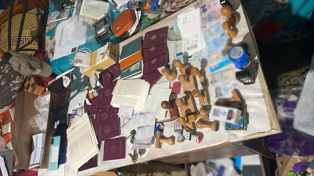23 συλλήψεις για πλαστογραφία εγγράφων και διακίνηση μεταναστών – Οι ρόλοι, η δράση και το όφελος των σχεδόν 5 εκ. ευρώ