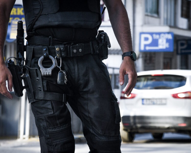 Χειροπέδες σε αστυνομικό για υπεξαίρεση 185.000 ευρώ από τα ταμεία της υπηρεσίας