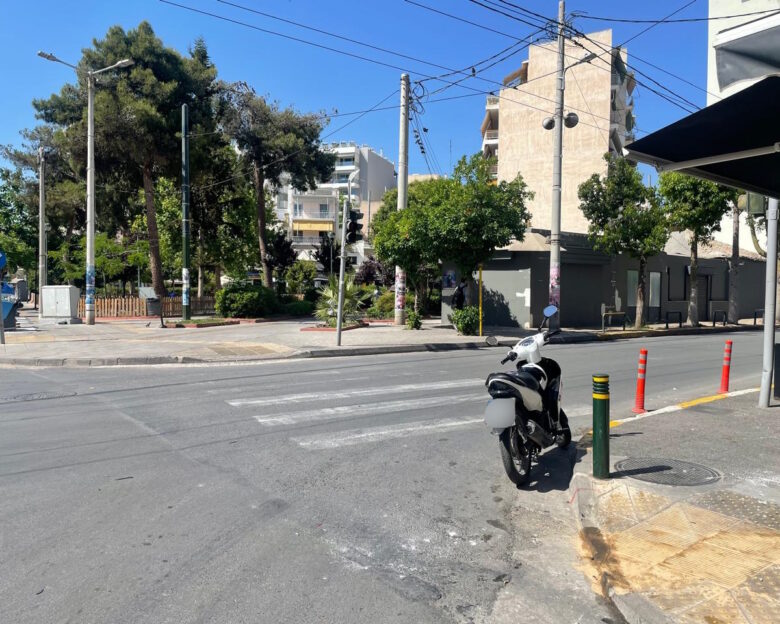 Τροχαίο ατύχημα στα Καμίνια: Οδηγός ΙΧ πέρασε με κόκκινο, παρέσυρε ανήλικα και εξαφανίστηκε