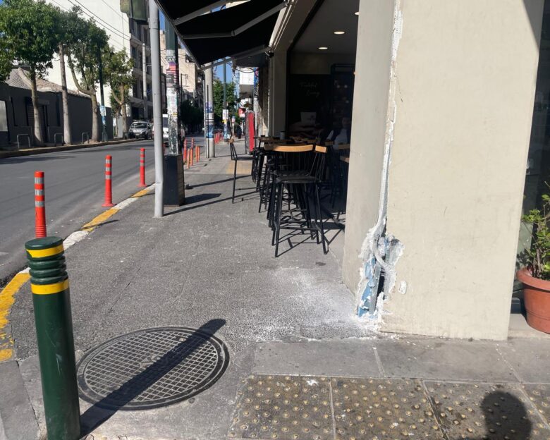 Καμίνια: Βίντεο ντοκουμέντο από το τροχαίο ατύχημα με εγκατάλειψη – Η στιγμή που ο οδηγός του ΙΧ πέφτει πάνω στη μηχανή και εξαφανίζεται