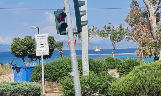 Το σημείο όπου το ΙΧ έπεσε πάνω στην κολώνα του φαναριού