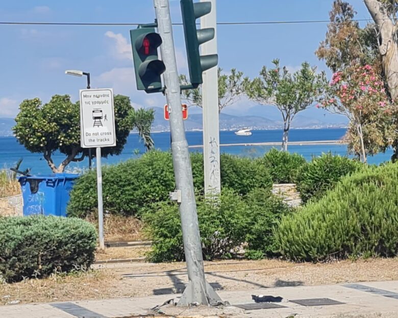 Βίντεο ντοκουμέντο από το τροχαίο ατύχημα στον Άλιμο: Η στιγμή που το αυτοκίνητο «καρφώνεται» στο φανάρι