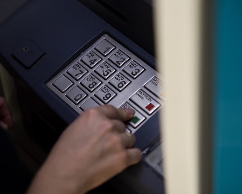 Πάτρα: Σεκιουριτάς βρήκε κασετίνα ΑΤΜ κρυμμένη σε θάμνους