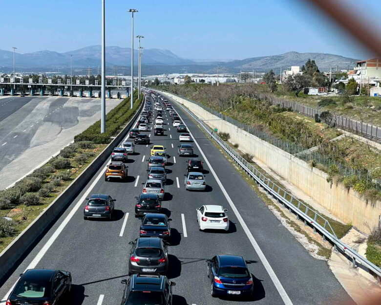 Τροχαίο στην Αττική Οδό με σύγκρουση δύο αυτοκινήτων στο ρεύμα προς Ελευσίνα – Καθυστερήσεις 25 λεπτών