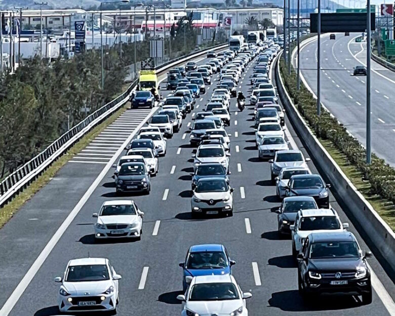 Κίνηση στους δρόμους: Καραμπόλα με τρία οχήματα στην Αθηνών Κορίνθου – Δυσχέρεια στην κυκλοφορία