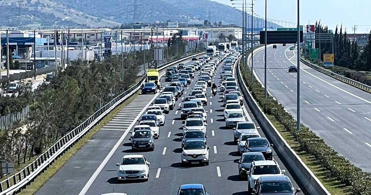 Attica Road: Mud Leak on Right Strips on Elefsina Stream – Long delays after Heraklion Exit